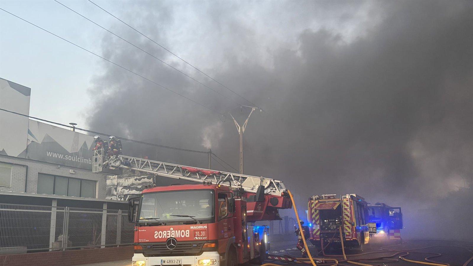 Los Bomberos trabajan en la extinción de un incendio en una nave de Leganés