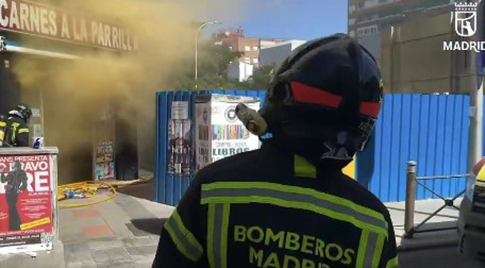 Los Bomberos del Ayuntamiento apagan un incendio en un restaurante de Bravo Murillo y desalojan dos edificios de viviendas