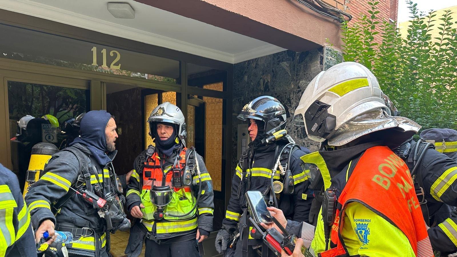 Siete vecinos rescatados tras un incendio en un piso de Canillas; 17 intoxicados leves