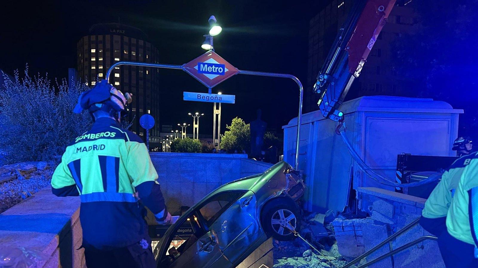 Un choque entre dos vehículos en Madrid deja dos heridos tras incrustarse su coche en unas escaleras de metro