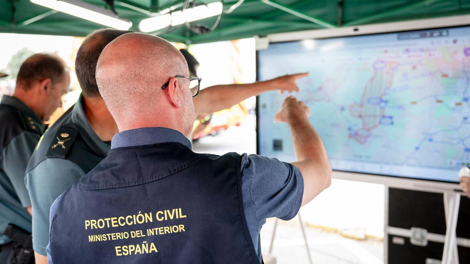 El delegado del Gobierno sitúa como prioridad el frente norte del pantano de San Juan y reclama respeto a las evacuaciones