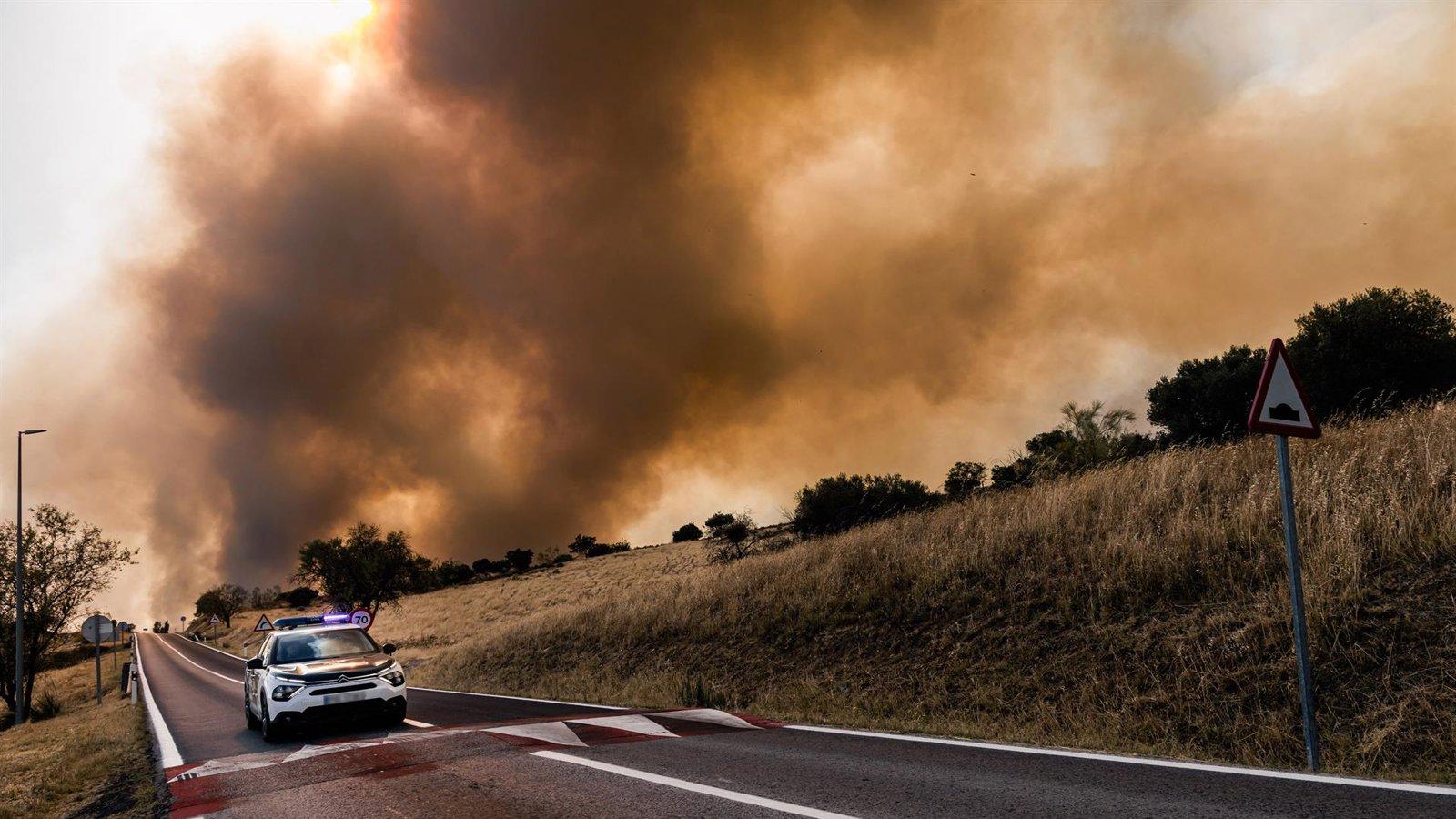 Doce carreteras de Madrid cierran tramos por los incendios forestales