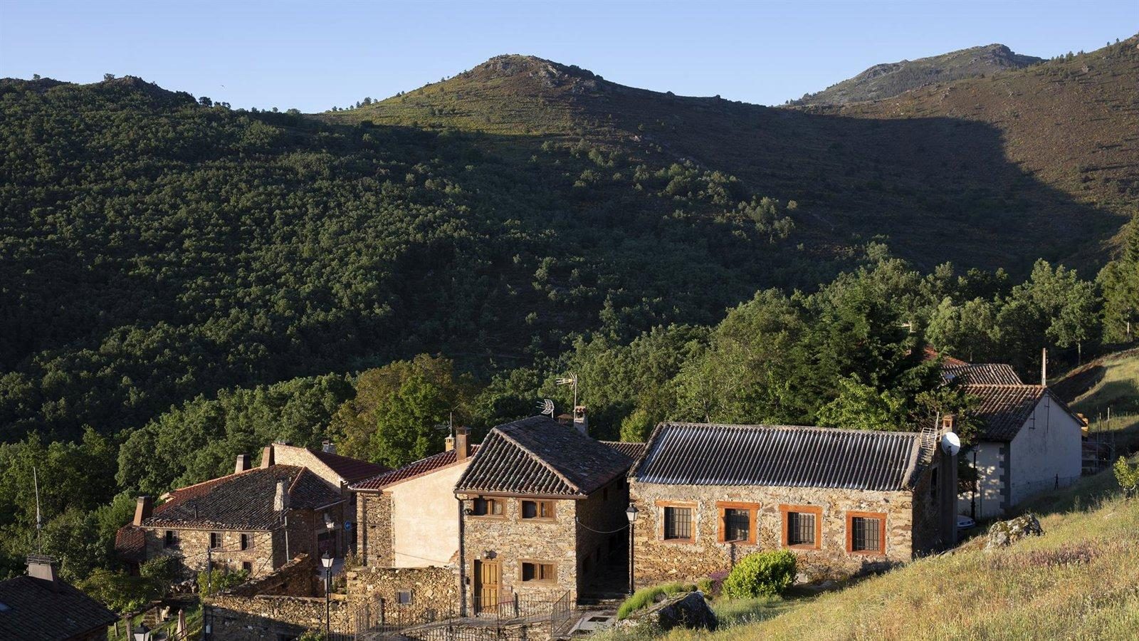 La Sierra Norte ofrece naturaleza, senderismo y baños naturales