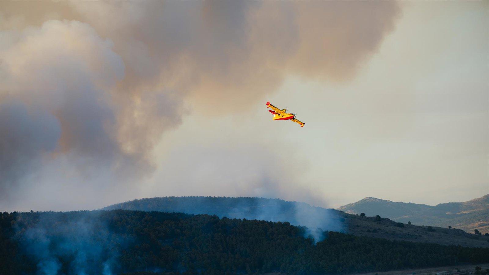 La Comunidad de Madrid mantiene un dispositivo nocturno tras estabilizar el incendio de Lozoyuela