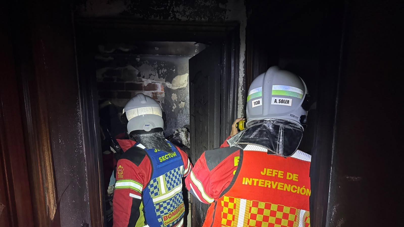Los bomberos apagan un incendio en un piso de Fuenlabrada y una mujer sufre intoxicación leve