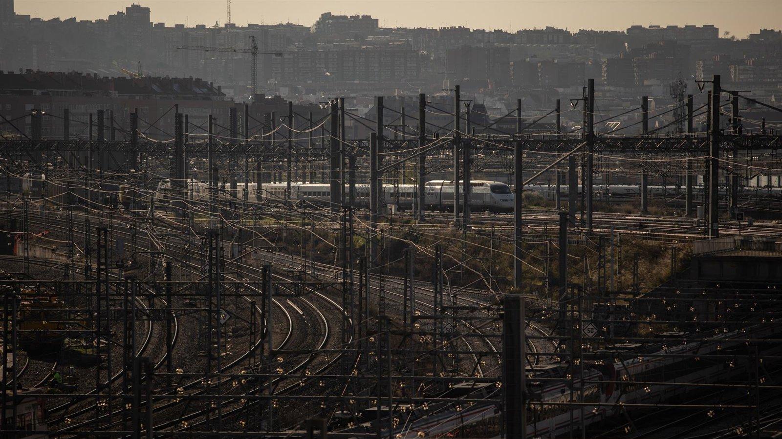 Un trabajador muere y otros dos resultan heridos en un accidente con maquinaria en la base de Renfe en Villaverde