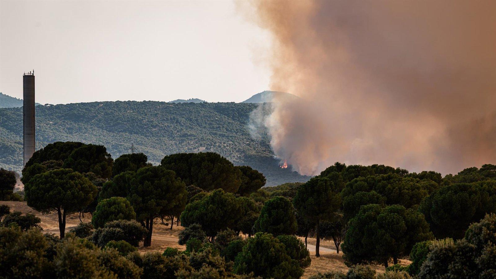 El incendio de San Martín cruza el embalse de San Juan