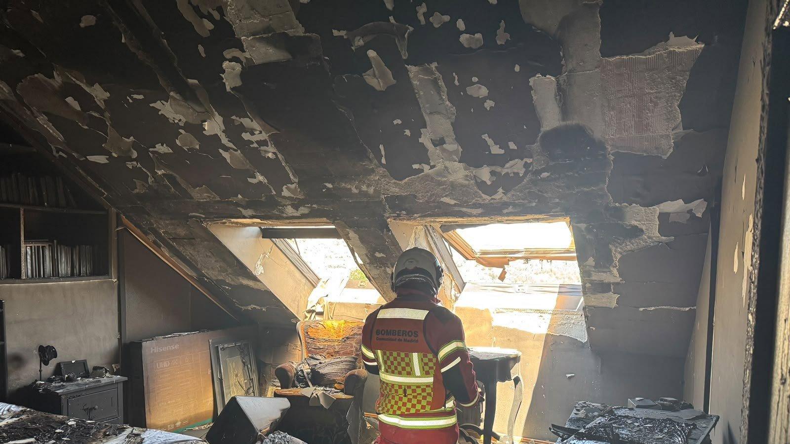 Un incendio en un dúplex de San Lorenzo de El Escorial deja un herido grave y tres intoxicados