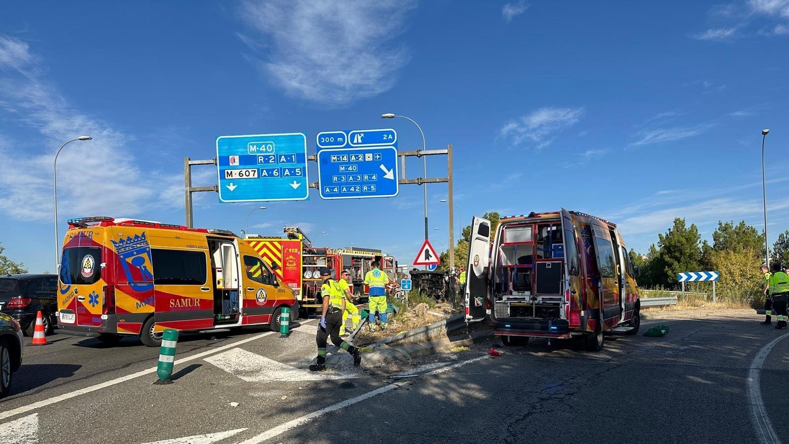 Un conductor, en estado grave, y otro herido tras volcar un turismo en la M-21