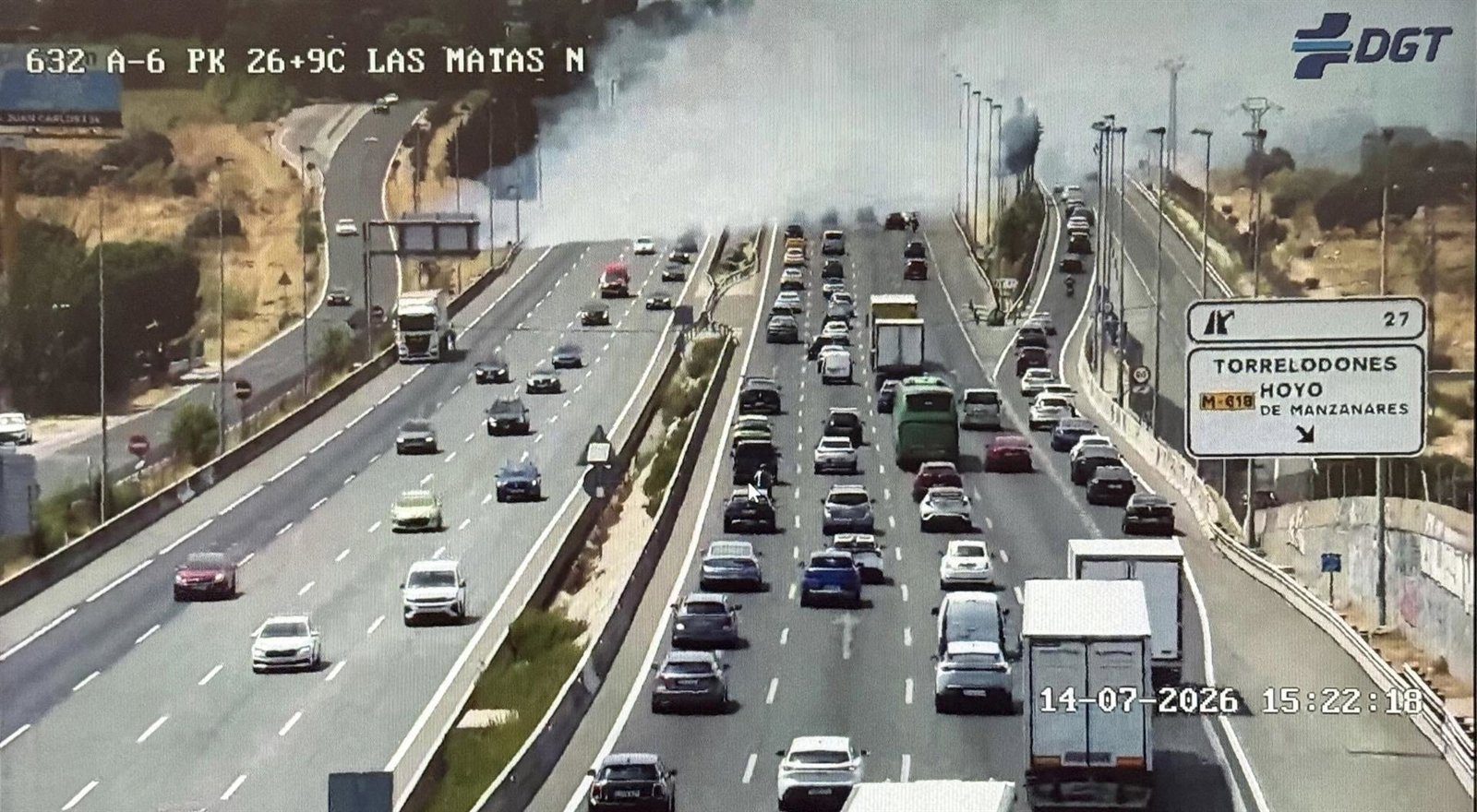 El incendio en la cuneta del kilómetro 27 de la A-6 obliga a cortar la vía en Torrelodones