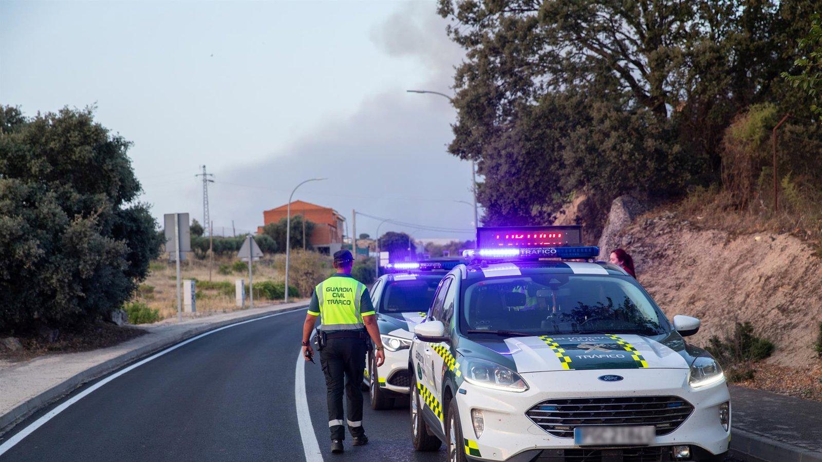 El incendio forestal mantiene cortadas vías en el suroeste