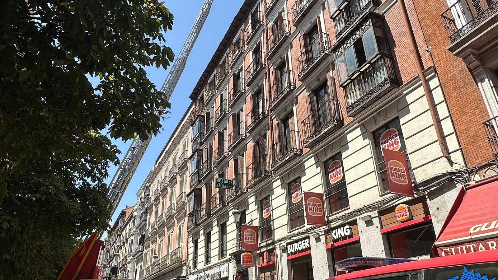 Un incendio en el conducto de extracción de una hamburguesería en Atocha obliga a evacuar el local sin heridos