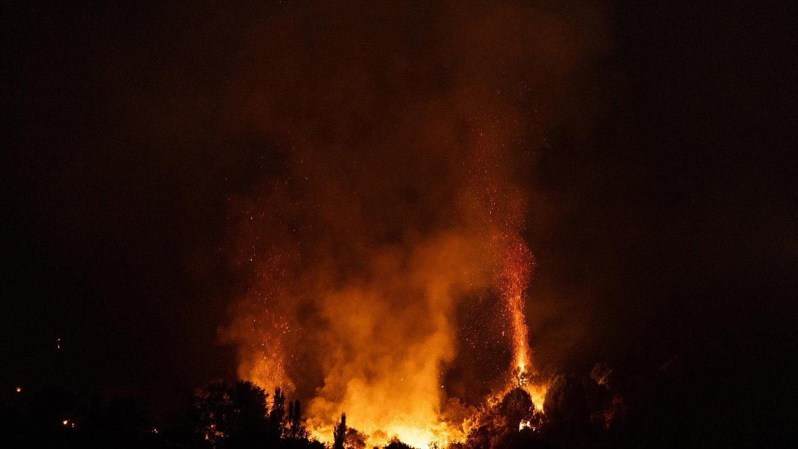 El fuego en la Sierra Oeste de Madrid mantiene la estabilización tras una madrugada con 50 medios terrestres