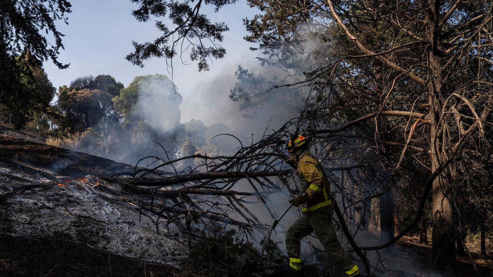 El incendio de la Sierra Oeste sin reproducciones durante la noche 