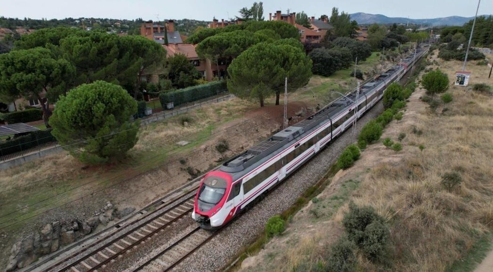 Dos incendios en el Corredor del Henares paralizan la alta velocidad Madrid-Barcelona y obligan a desviar los Civis