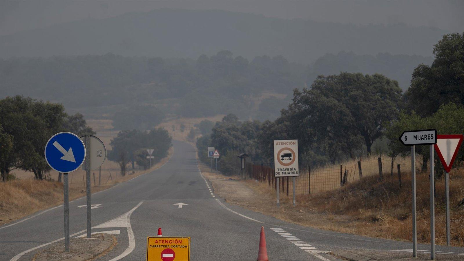 Los incendios cierran 14 carreteras de Madrid en la Sierra Oeste