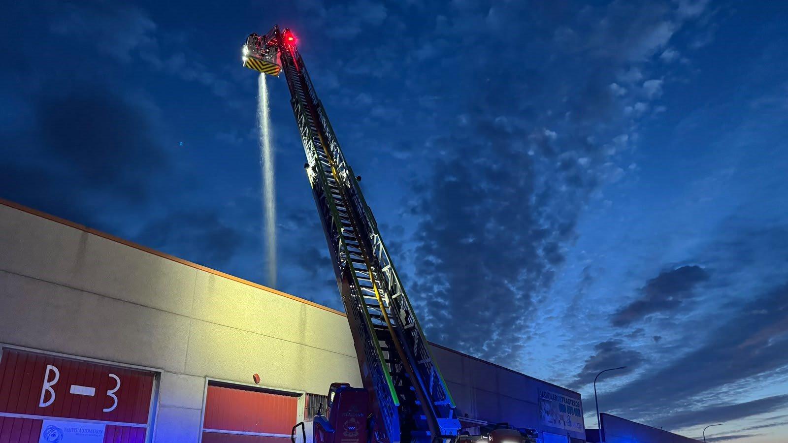 Once dotaciones de bomberos controlan un incendio en Ajalvir