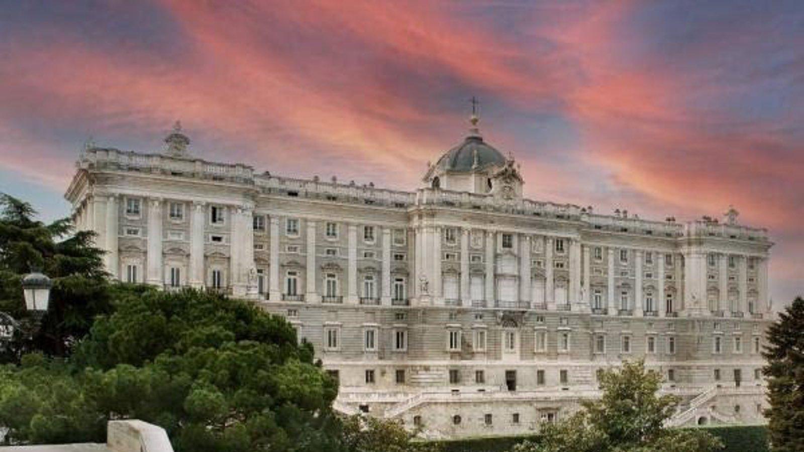El Palacio Real luce rojo por la victoria mundial de España