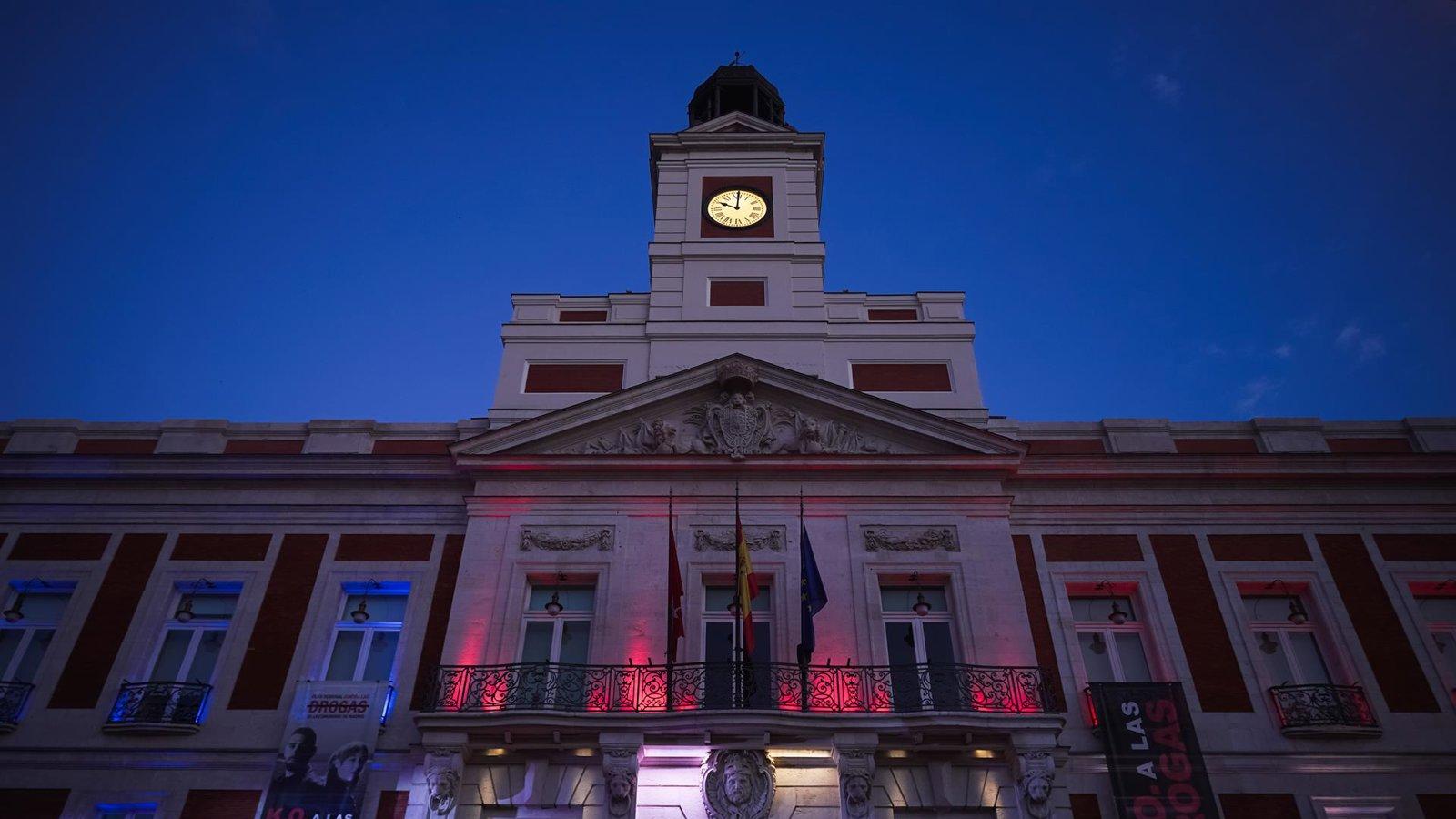 Madrid ilumina la Real Casa de Correos con los colores de EE.UU. por su 250 aniversario