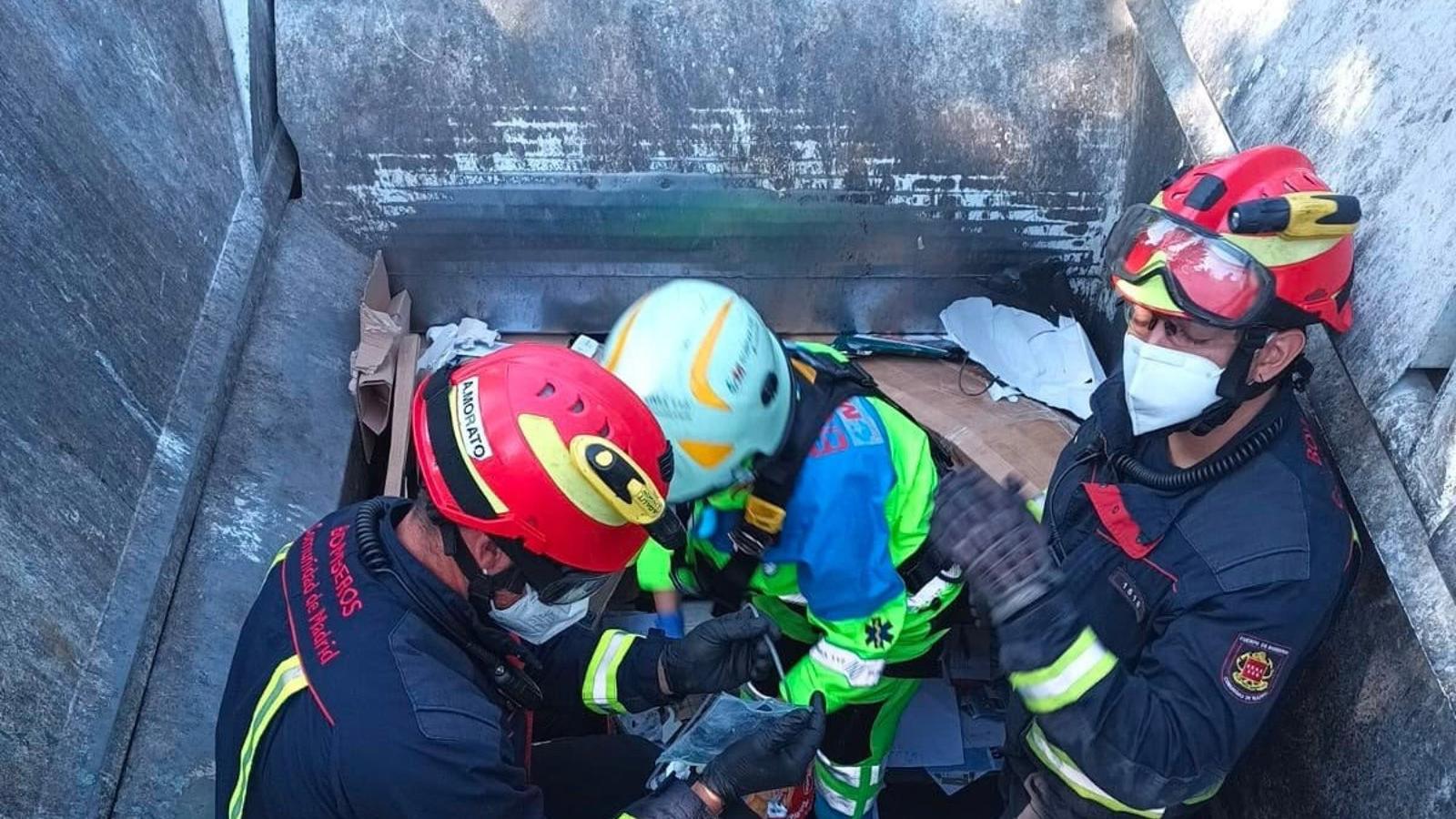 El Servicio de Bomberos rescata a una mujer dentro de un camión de reciclaje en Rivas
