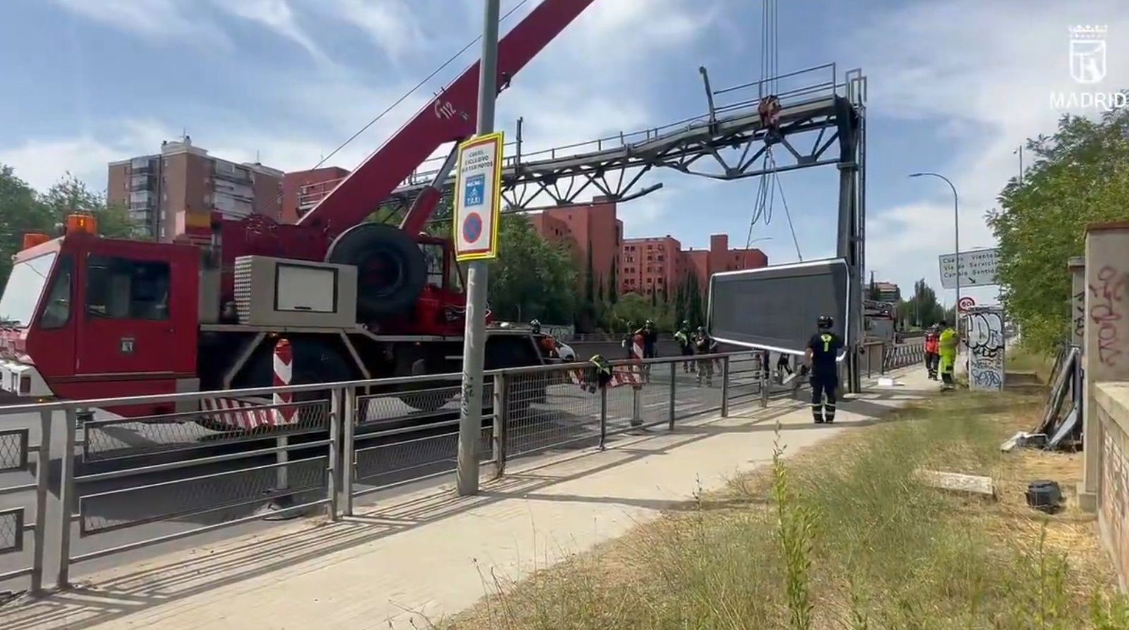 Los Bomberos retiran un letrero golpeado por un camión en el kilómetro 8 de la A-5 y provocan retenciones en la salida de Madrid