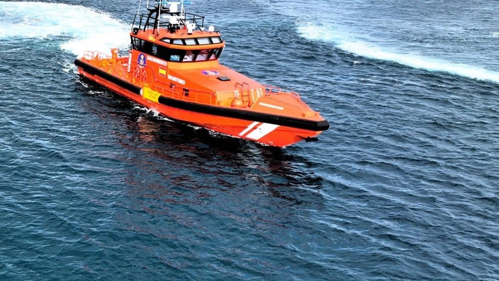 Salvamento Marítimo escolta hasta El Hierro un cayuco con 78 migrantes subsaharianos