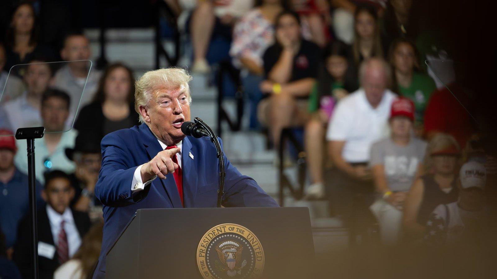 Trump amenaza a Irán e Hutíes por los ataques en el mar Rojo