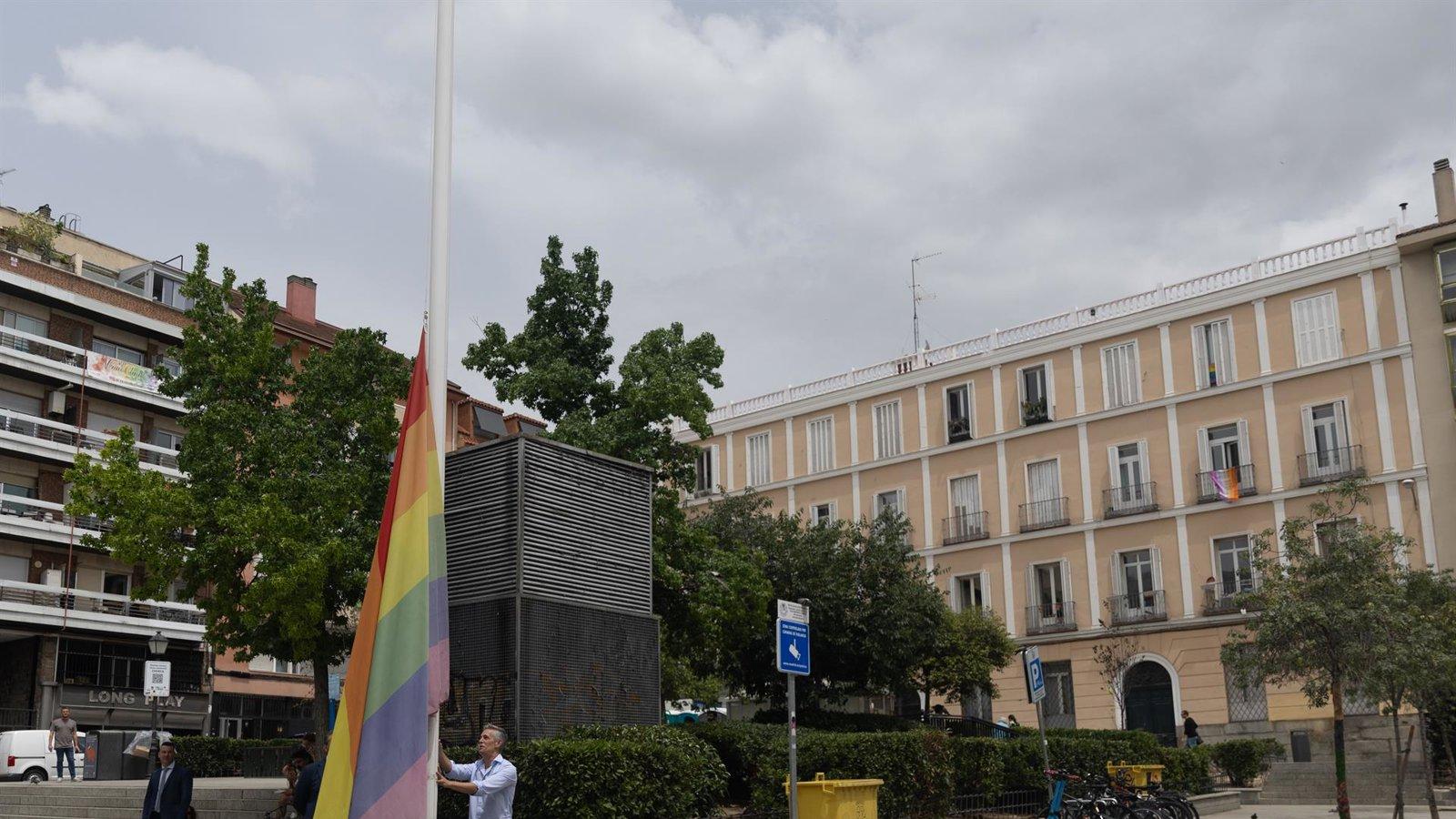 Vox propone retirar la bandera arcoíris de Chueca