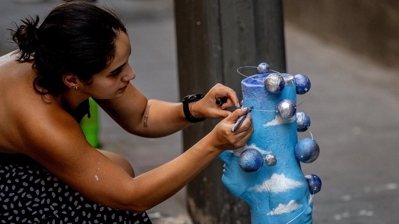 Arte ciudadano en Lavapiés: 200 bolardos se transforman en lienzos Arte ciudadano en Lavapiés: 200 bolardos se transforman en lienzos