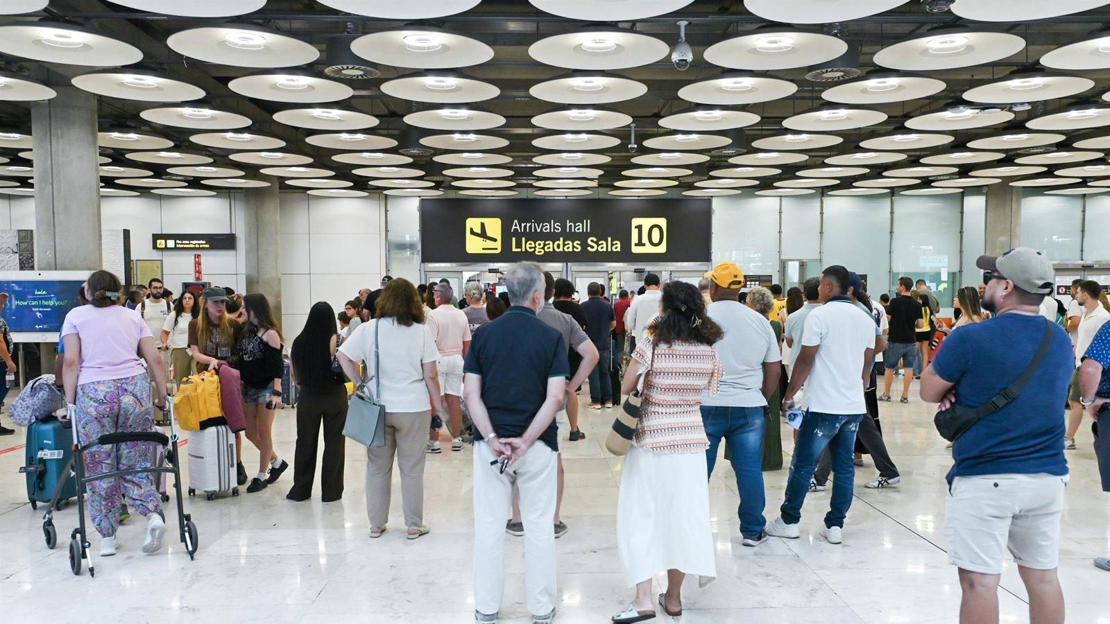 Los aeropuertos españoles prevén 22.444 vuelos durante el fin de semana Los aeropuertos españoles prevén 22.444 vuelos durante el fin de semana