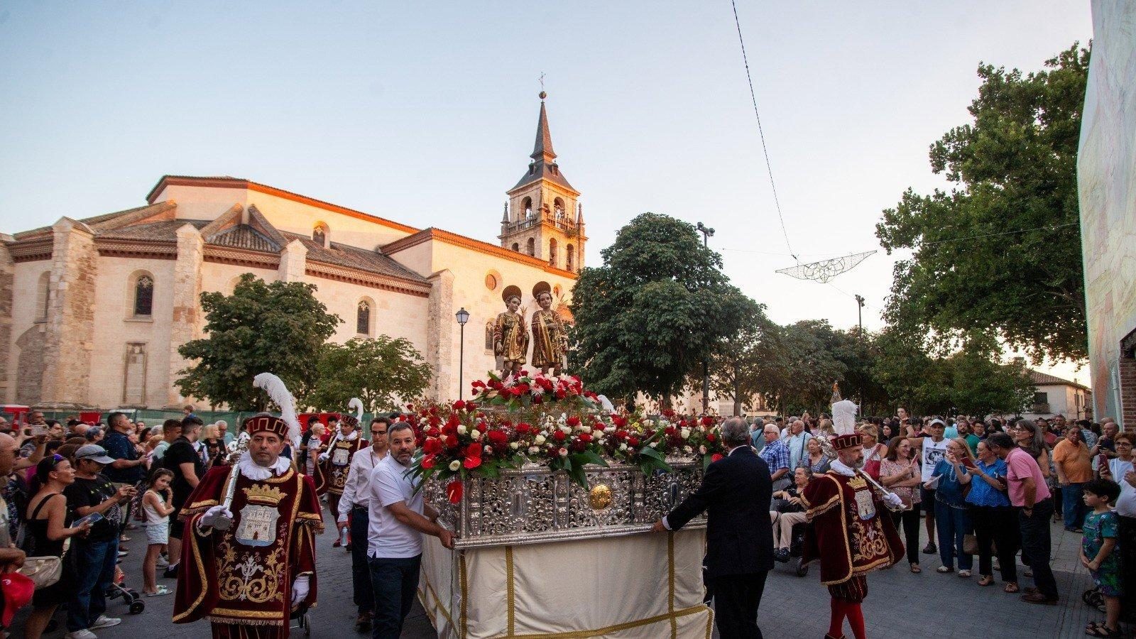 La Procesión de los Santos Niños congrega a cientos de alcalaínos La Procesión de los Santos Niños congrega a cientos de alcalaínos