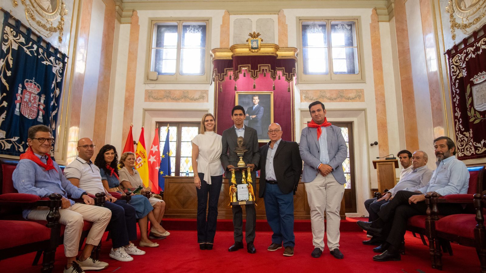 Alcalá de Henares reconoce al torero Héctor Gutiérrez con trofeo