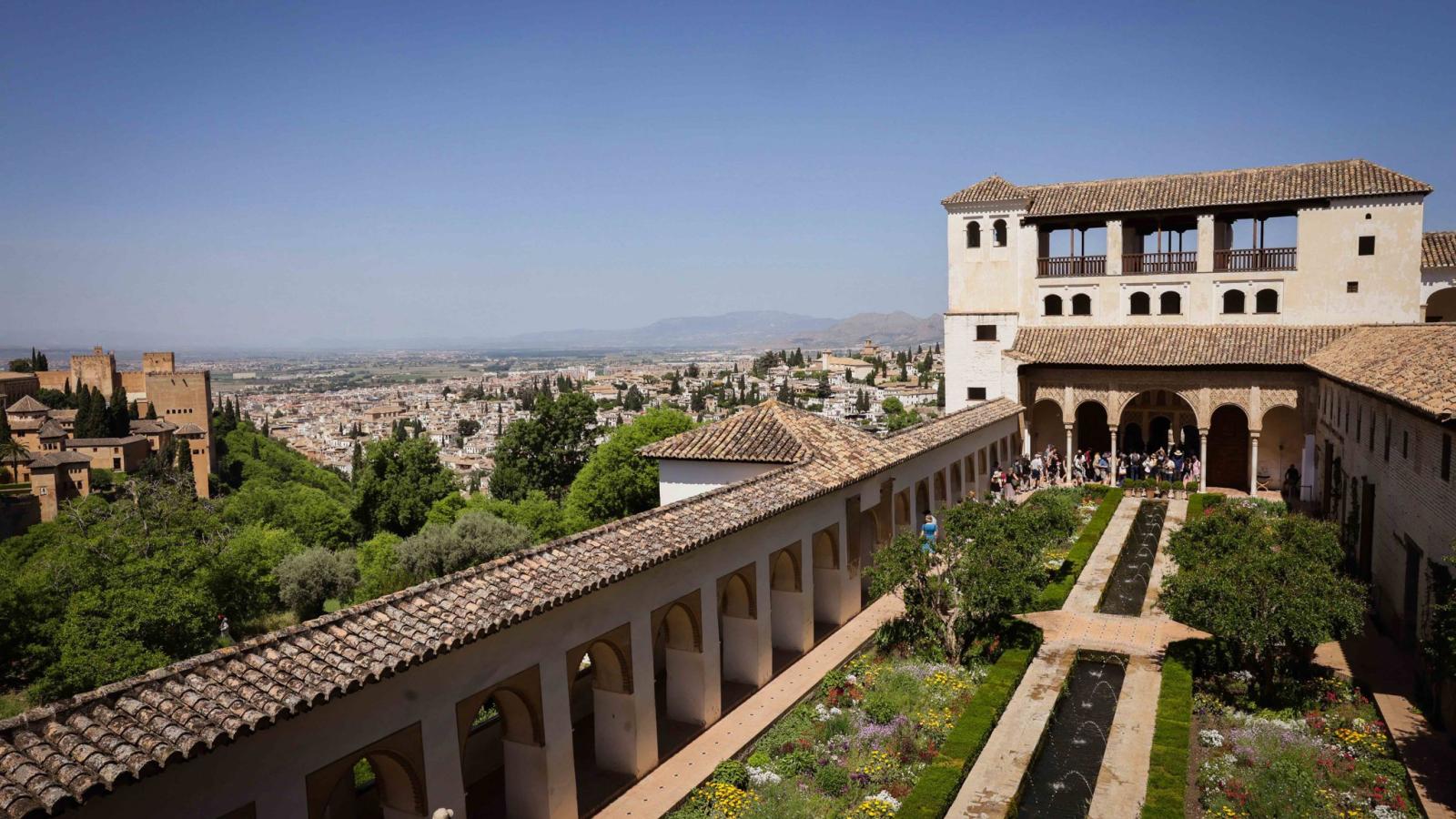 La Alhambra reabre tras los terremotos, pero mantiene cerrada la Alcazaba La Alhambra reabre tras los terremotos, pero mantiene cerrada la Alcazaba
