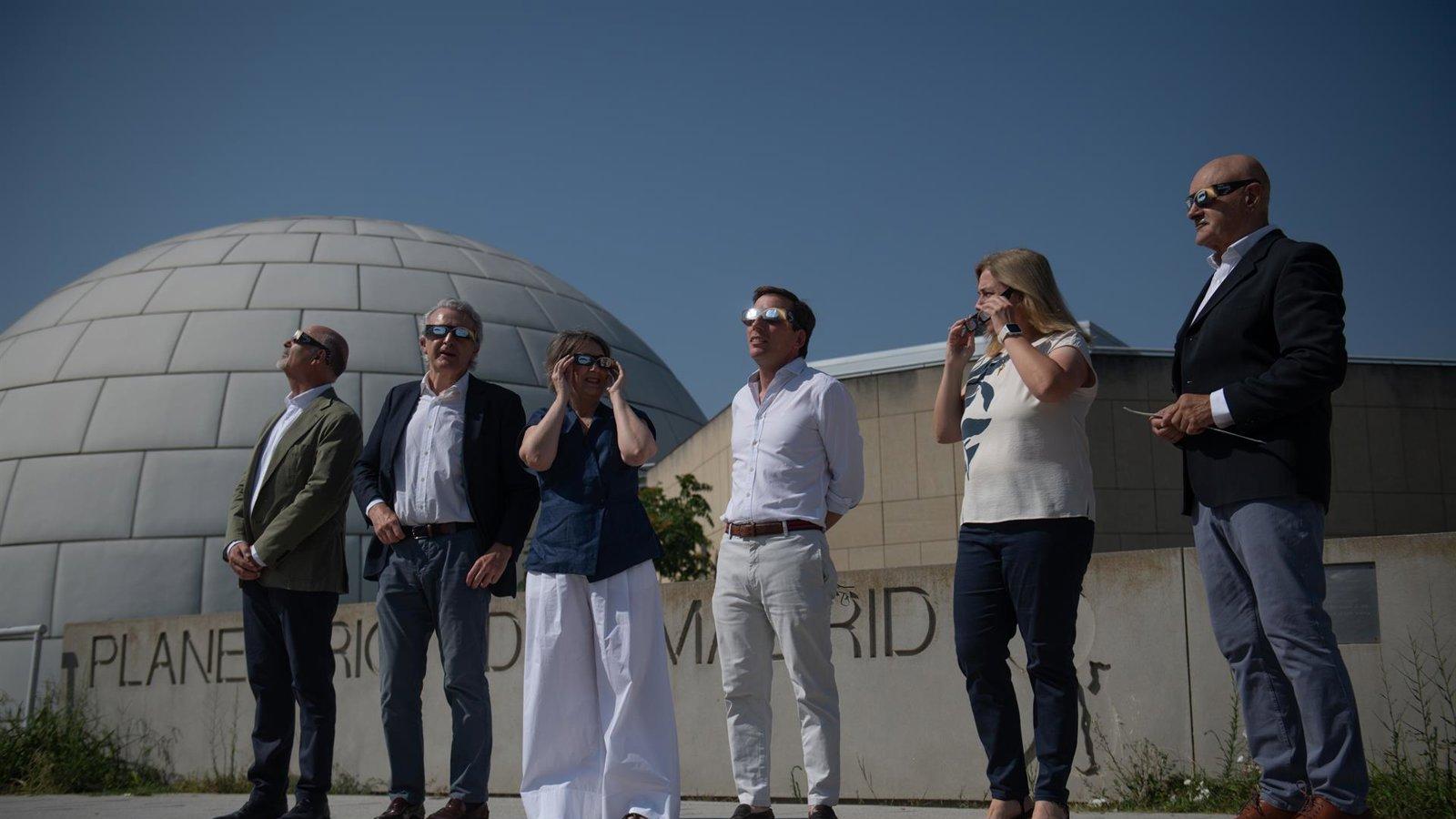 Las bibliotecas municipales agotan sus 50.000 gafas para el eclipse