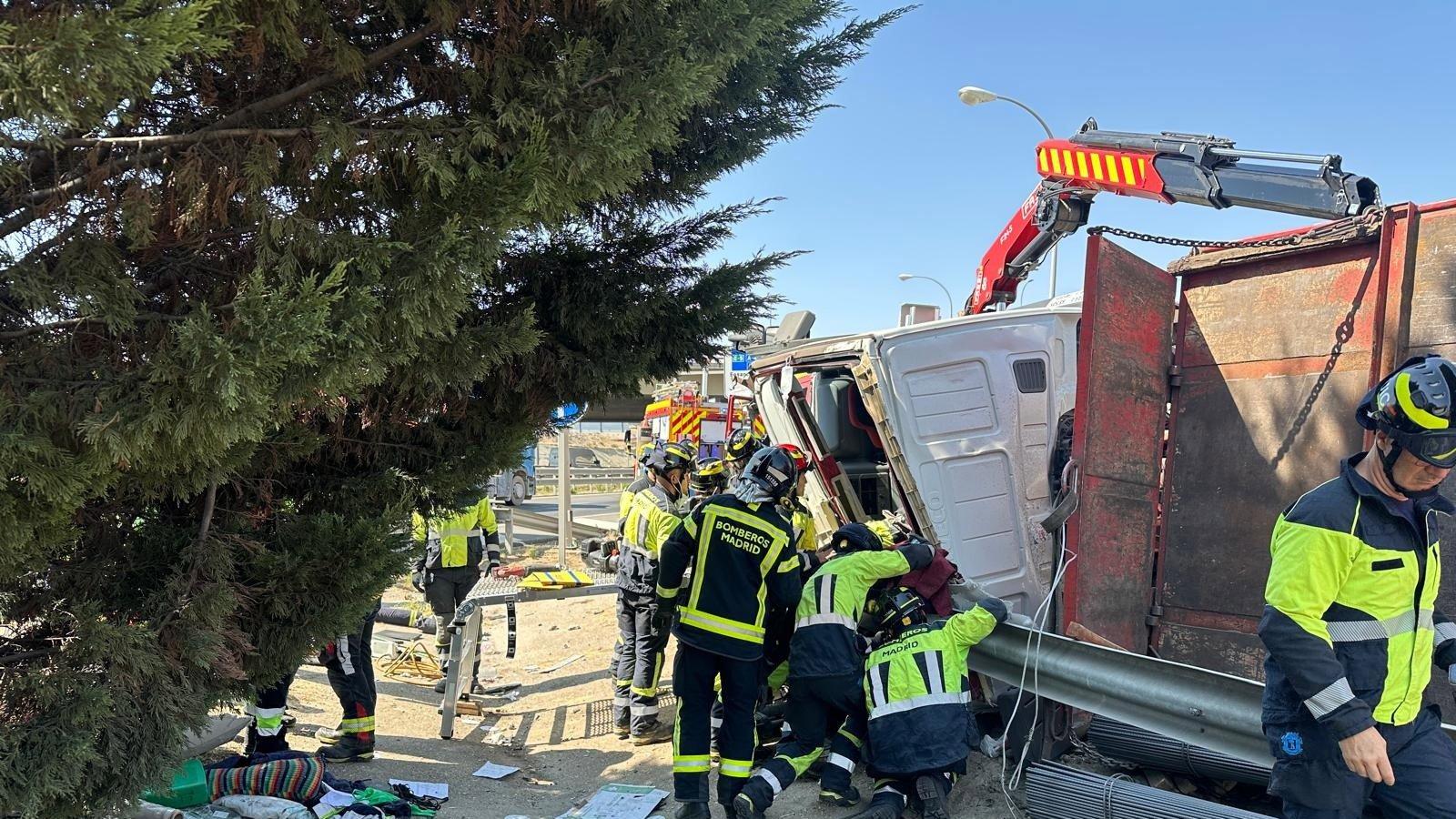 Bomberos excarcelan a un camionero atrapado en la incorporación a la M-45 desde la A-3 Bomberos excarcelan a un camionero atrapado en la incorporación a la M-45 desde la A-3