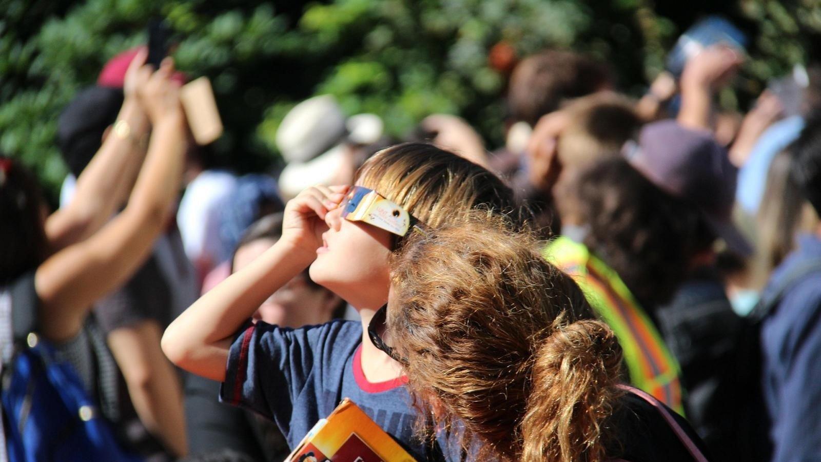 Tres Cantos distribuye 400 gafas pero cierra actos colectivos