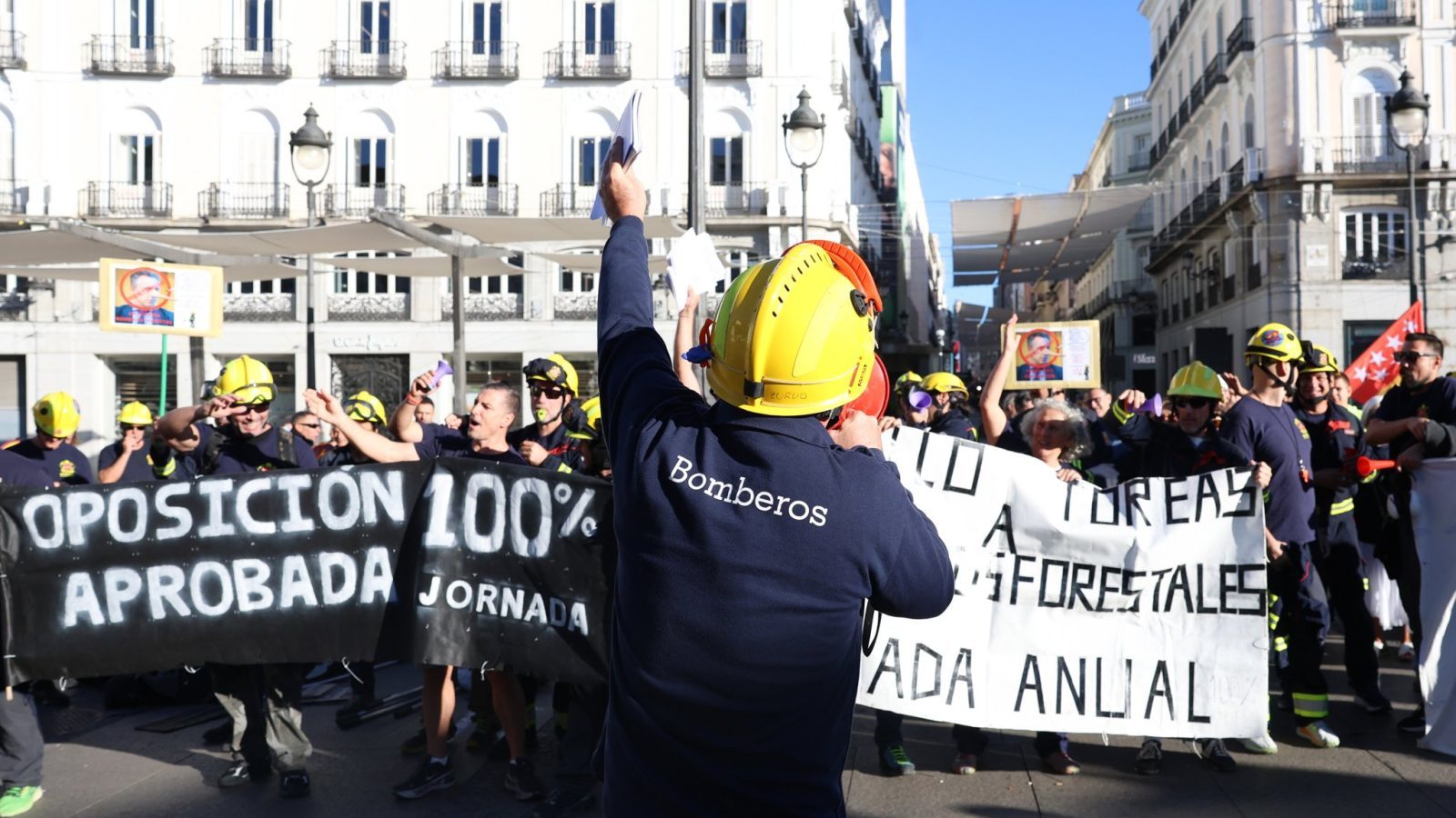 Los bomberos forestales protestan en Sol por sus condiciones Los bomberos forestales protestan en Sol por sus condiciones