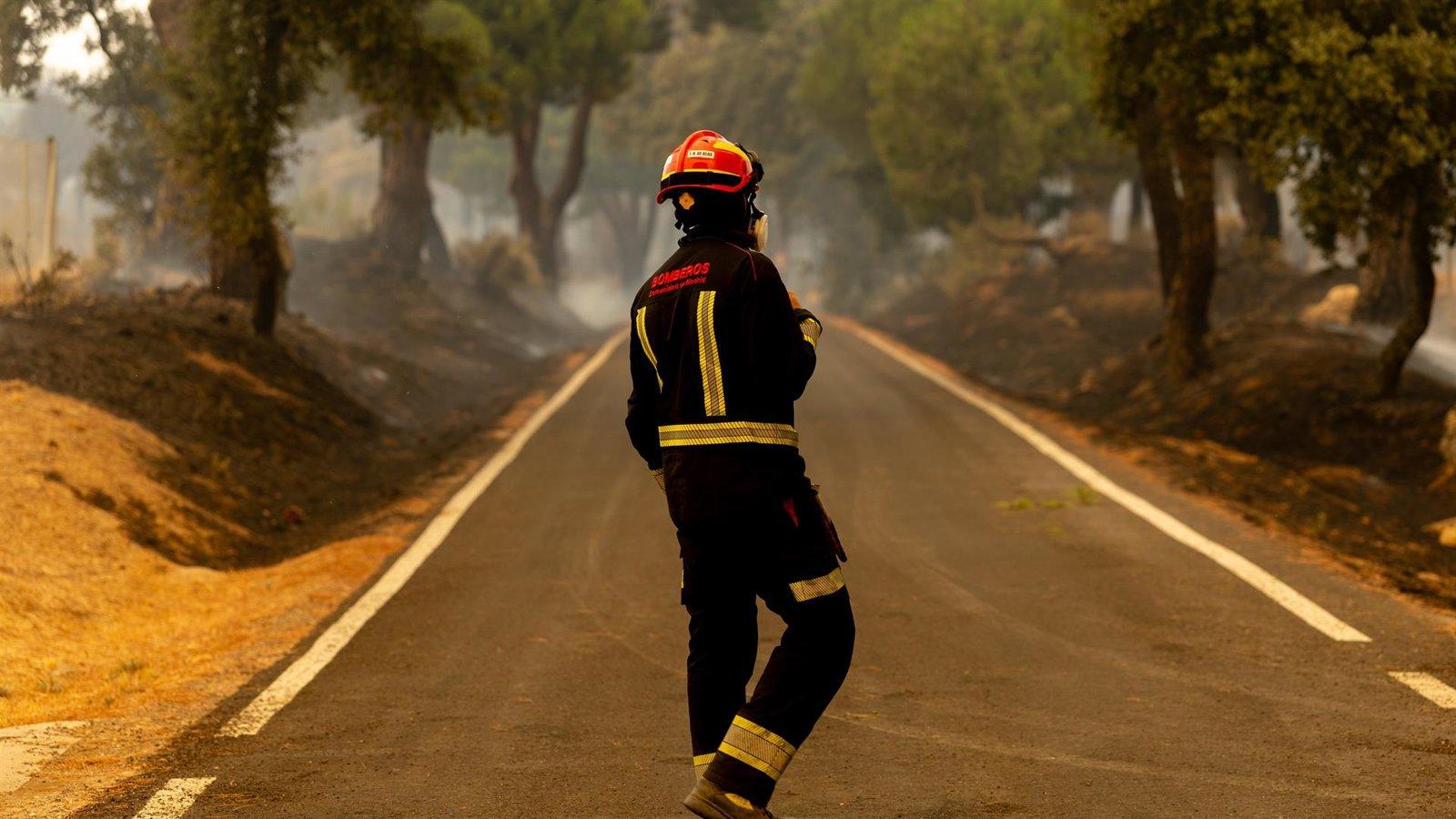 Madrid envía bomberos a apagar el incendio de Navas de Riofrío en Segovia Madrid envía bomberos a apagar el incendio de Navas de Riofrío en Segovia