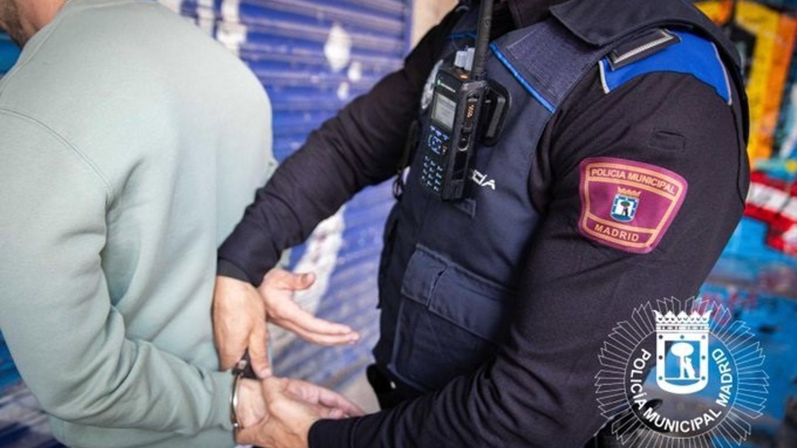 La Policía Municipal detiene a dos personas en Ciudad Lineal tras hallar a una mujer drogada y retenida