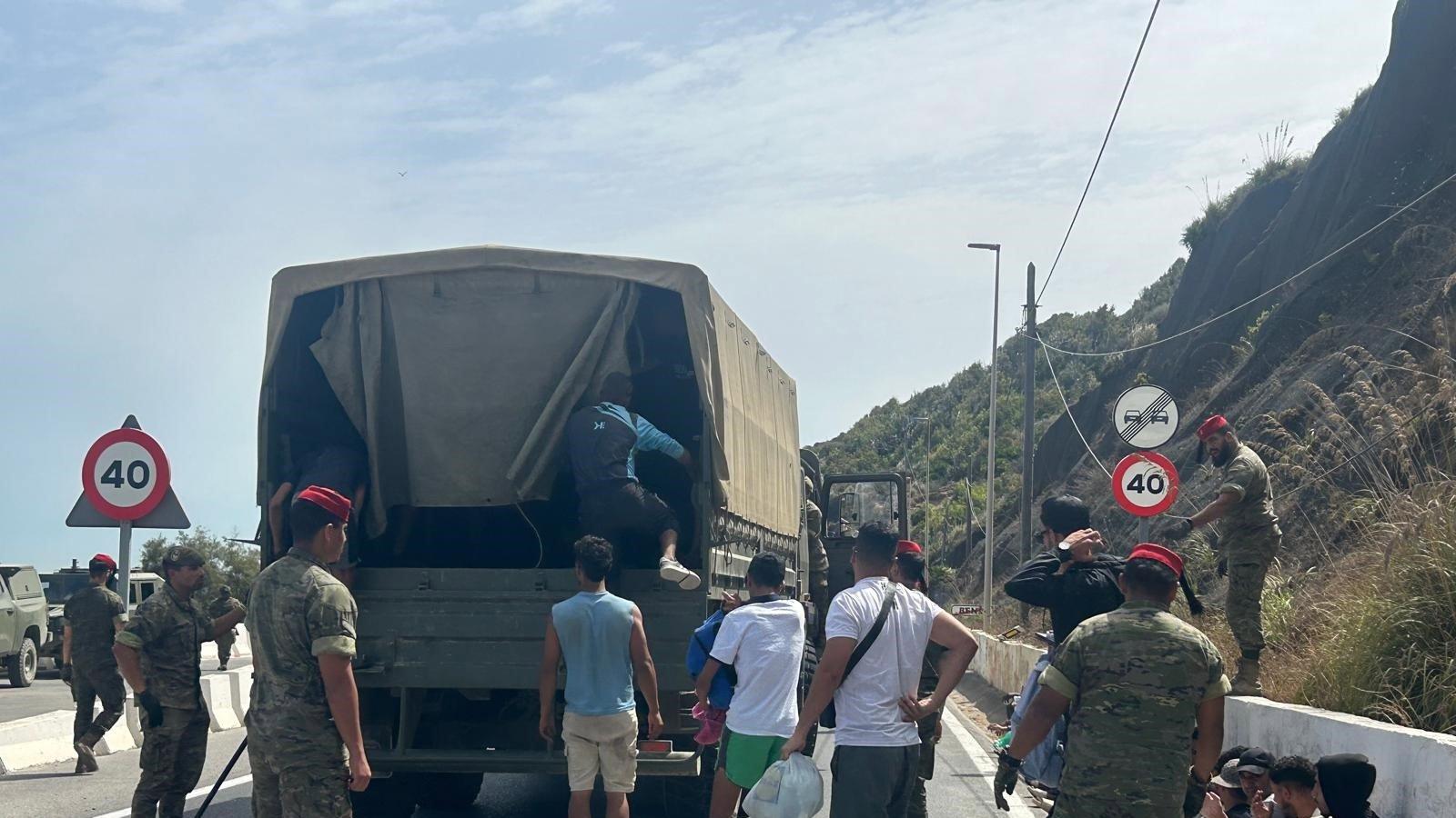 Fuerzas Armadas trasladan centenares de migrantes a la frontera Fuerzas Armadas trasladan centenares de migrantes a la frontera