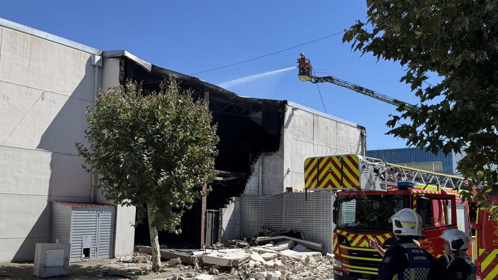 Bomberos extinguen un incendio en una nave de producción televisiva en Fuente el Saz Bomberos extinguen un incendio en una nave de producción televisiva en Fuente el Saz
