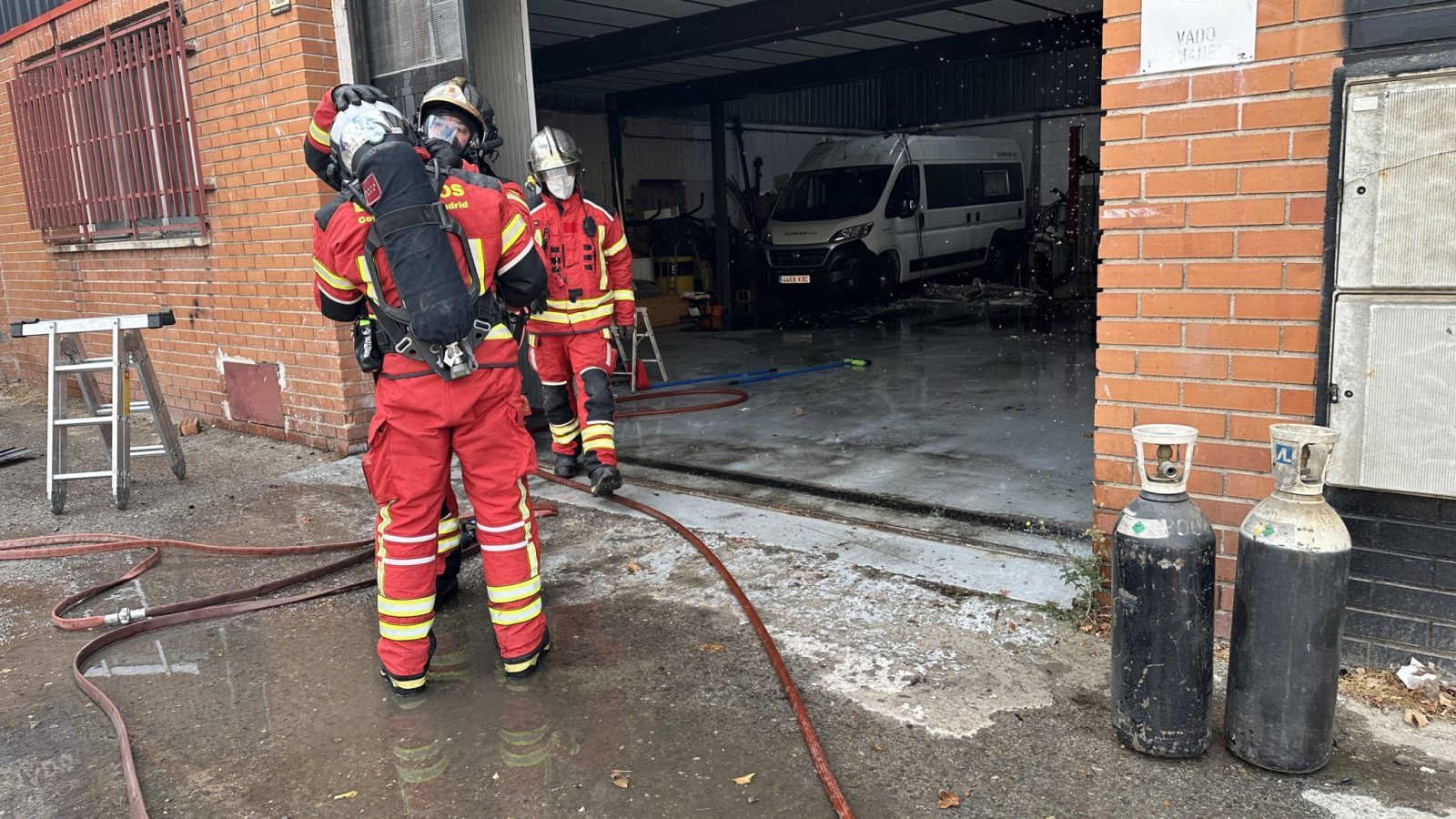 Siete dotaciones de bomberos extinguen un incendio en Collado Villalba Siete dotaciones de bomberos extinguen un incendio en Collado Villalba