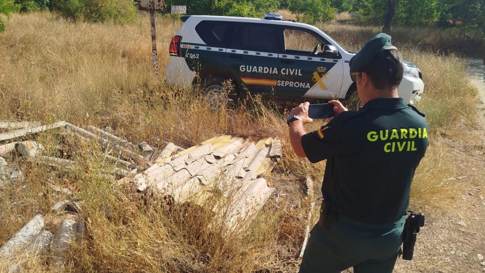 La Guardia Civil detiene en Madrid a tres personas por gestión irregular de placas con amianto La Guardia Civil detiene en Madrid a tres personas por gestión irregular de placas con amianto
