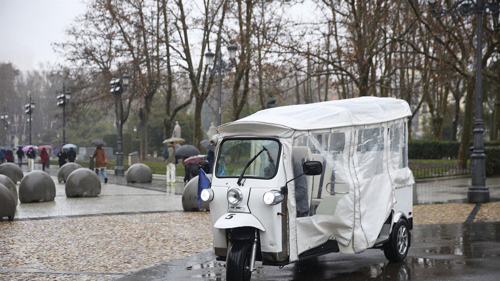 Almeida confía en resolver la normativa de tuk tuks a la vuelta del verano Almeida confía en resolver la normativa de tuk tuks a la vuelta del verano
