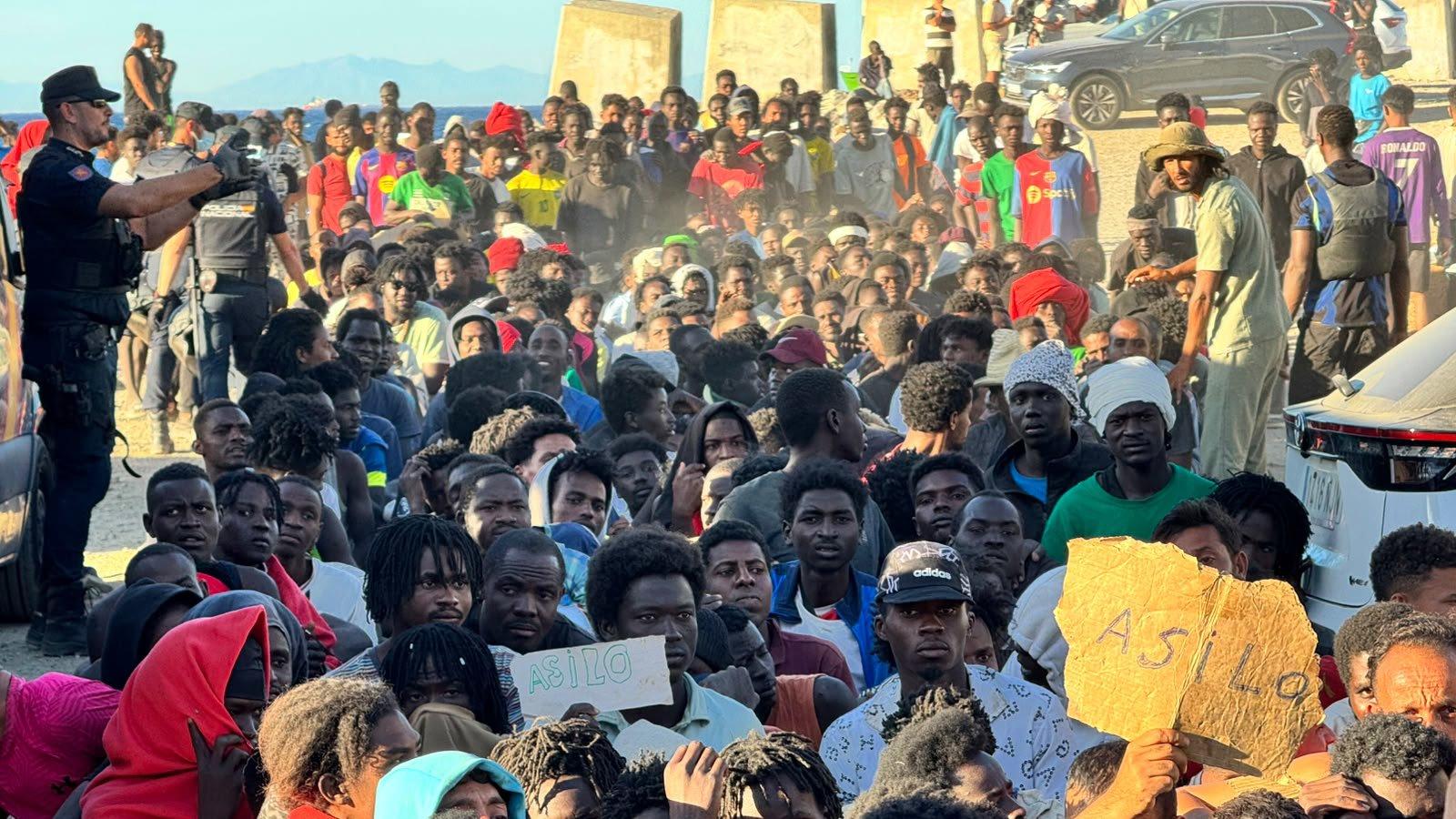 Marlaska cifra en 72.000 los migrantes que entraron en Ceuta