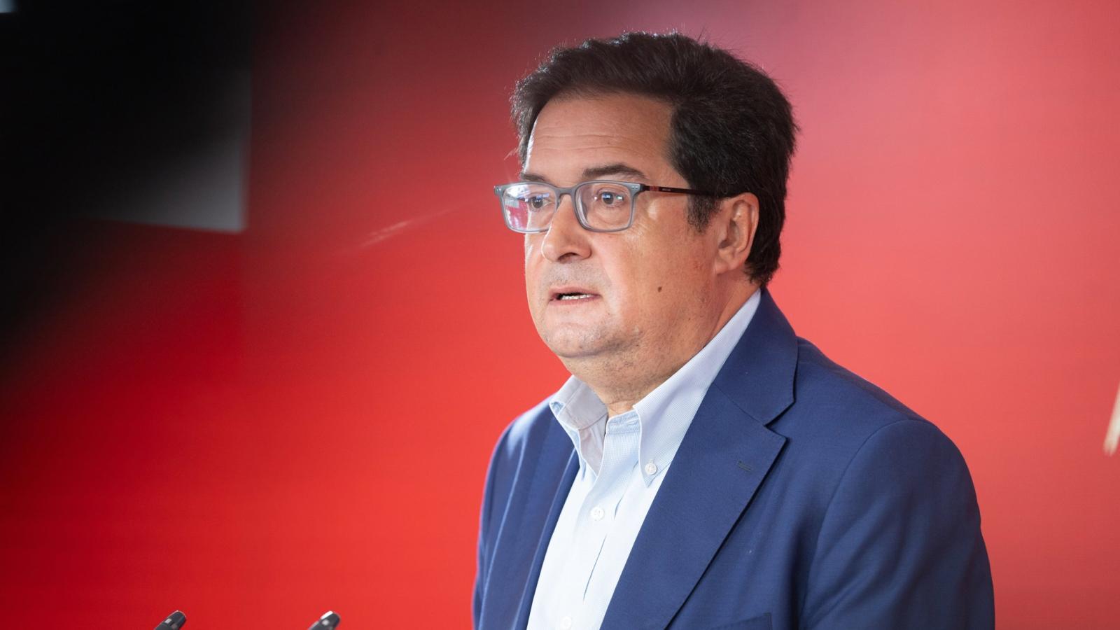 López acusa a Ayuso de intentar mudarse al ático si no la "pillaban" López acusa a Ayuso de intentar mudarse al ático si no la "pillaban"