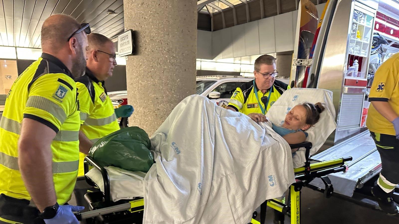 El SAMUR-PC asiste el parto de una mujer de 36 años en una ambulancia en la calle Alberique El SAMUR-PC asiste el parto de una mujer de 36 años en una ambulancia en la calle Alberique