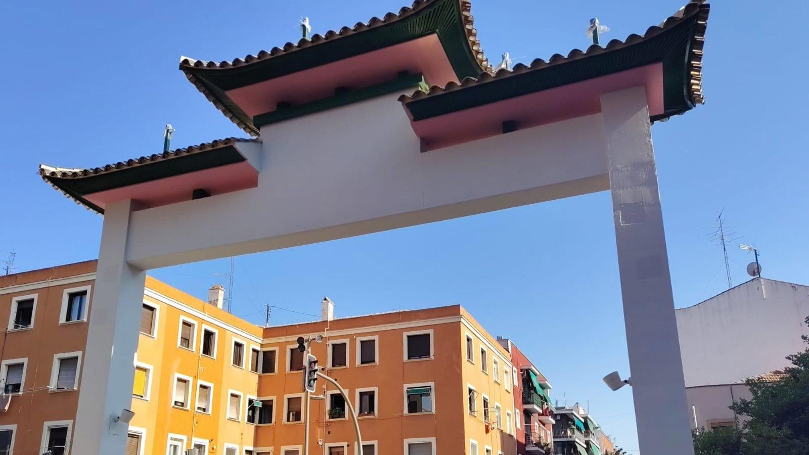 Usera ultima sus grandes arcos para el Chinatown de Madrid Usera ultima sus grandes arcos para el Chinatown de Madrid