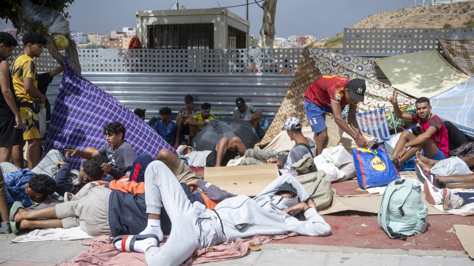 La Policía dispara al aire para contener a los inmigrantes en Ceuta La Policía dispara al aire para contener a los inmigrantes en Ceuta