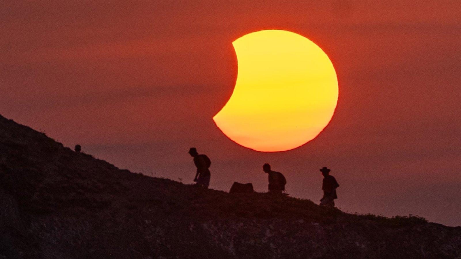 La Guardia Civil rescata a cuatro personas en Siete Picos durante el eclipse La Guardia Civil rescata a cuatro personas en Siete Picos durante el eclipse